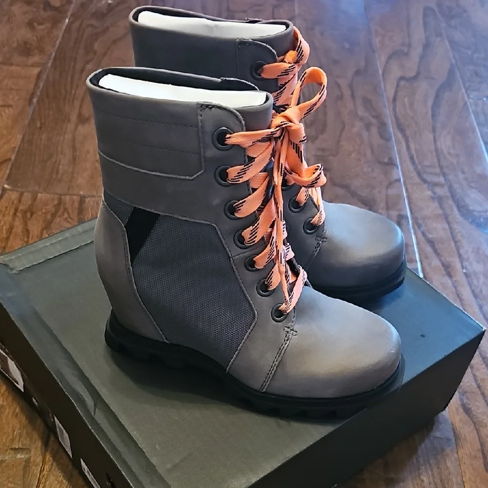 Sorel Quarry Boots with Pink/orange Laces - Picture 2 of 4